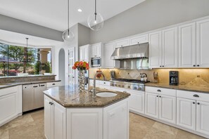 Fridge, microwave, oven, stovetop - Stunning PGA West Home with Privacy and Lake Views on Greg Norman Course (La Quinta)