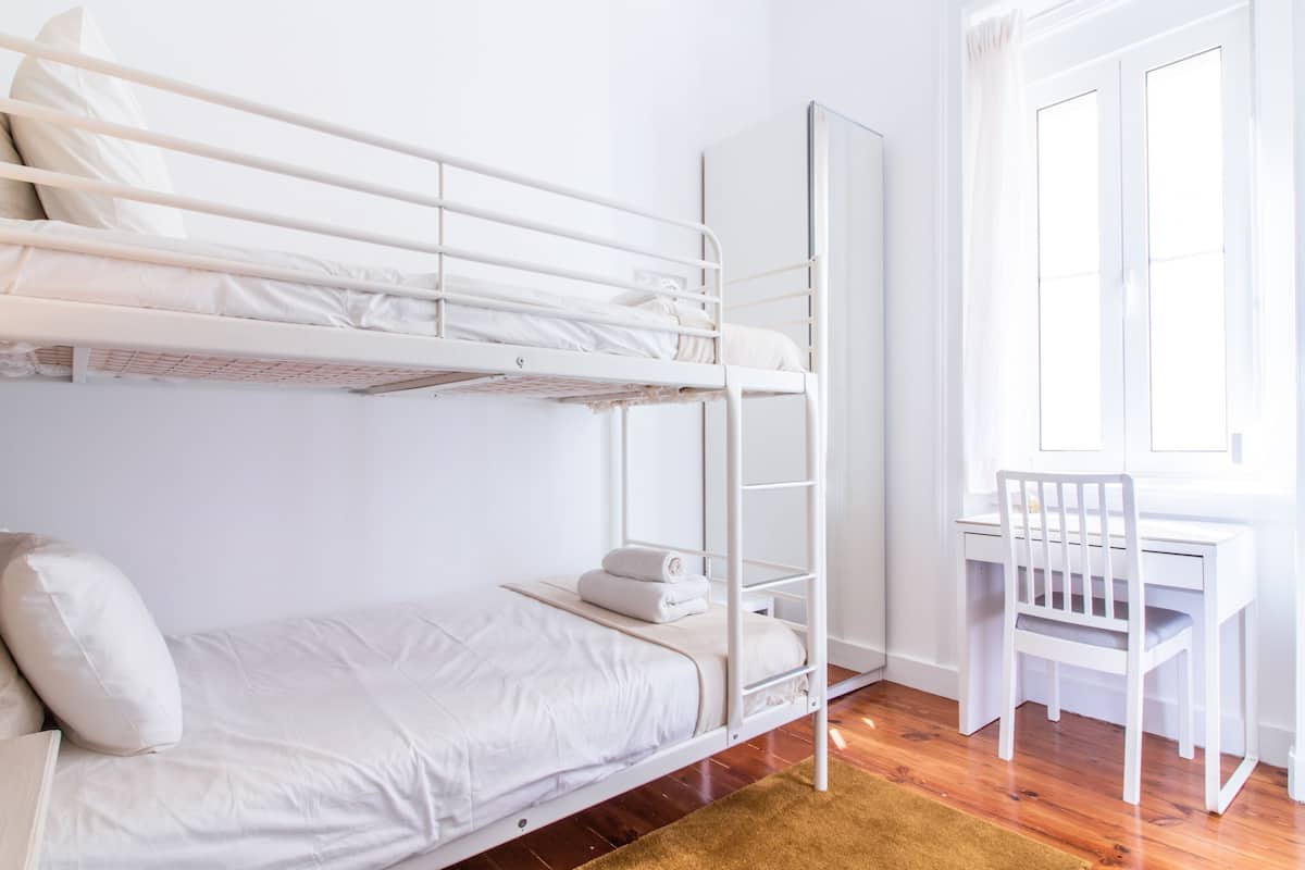 7 bedrooms, WiFi (free), bed sheets