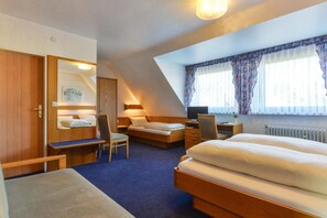 A hotel room with a bed, desk, chair, and a large window with curtains. - Hotel Gasthof Rotes Rovu (Heroldsberg)