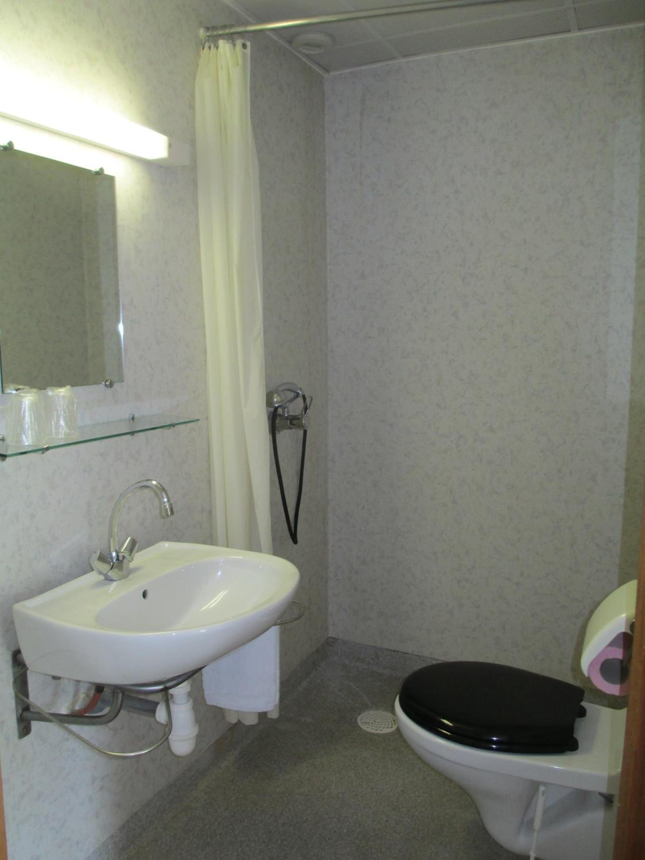 shower, free toiletries, towels