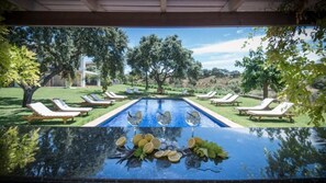 Hồ bơi ngoài trời phục vụ theo mùa, ghế dài tắm nắng 