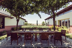 Outdoor dining - The Lodge Ronda (Ronda)