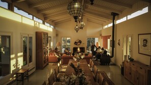 Khu vực ăn uống tại phòng