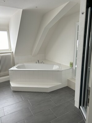 Familie appartement, en-suite badkamer (große Familienwohnung) | Badkamer