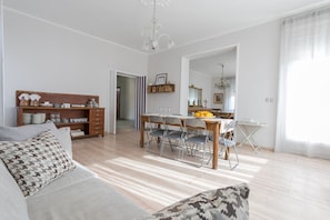 Daily full breakfast for a fee - Boulevard 900 - Comfort and Style - Entire Structure 12 Beds (Revello)