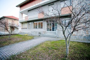 Exterior - Boulevard 900 - Comfort and Style - Entire Structure 12 Beds (Revello)