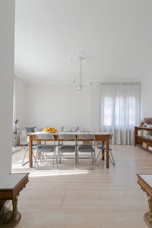 Café da manhã completo todos os dias mediante uma taxa