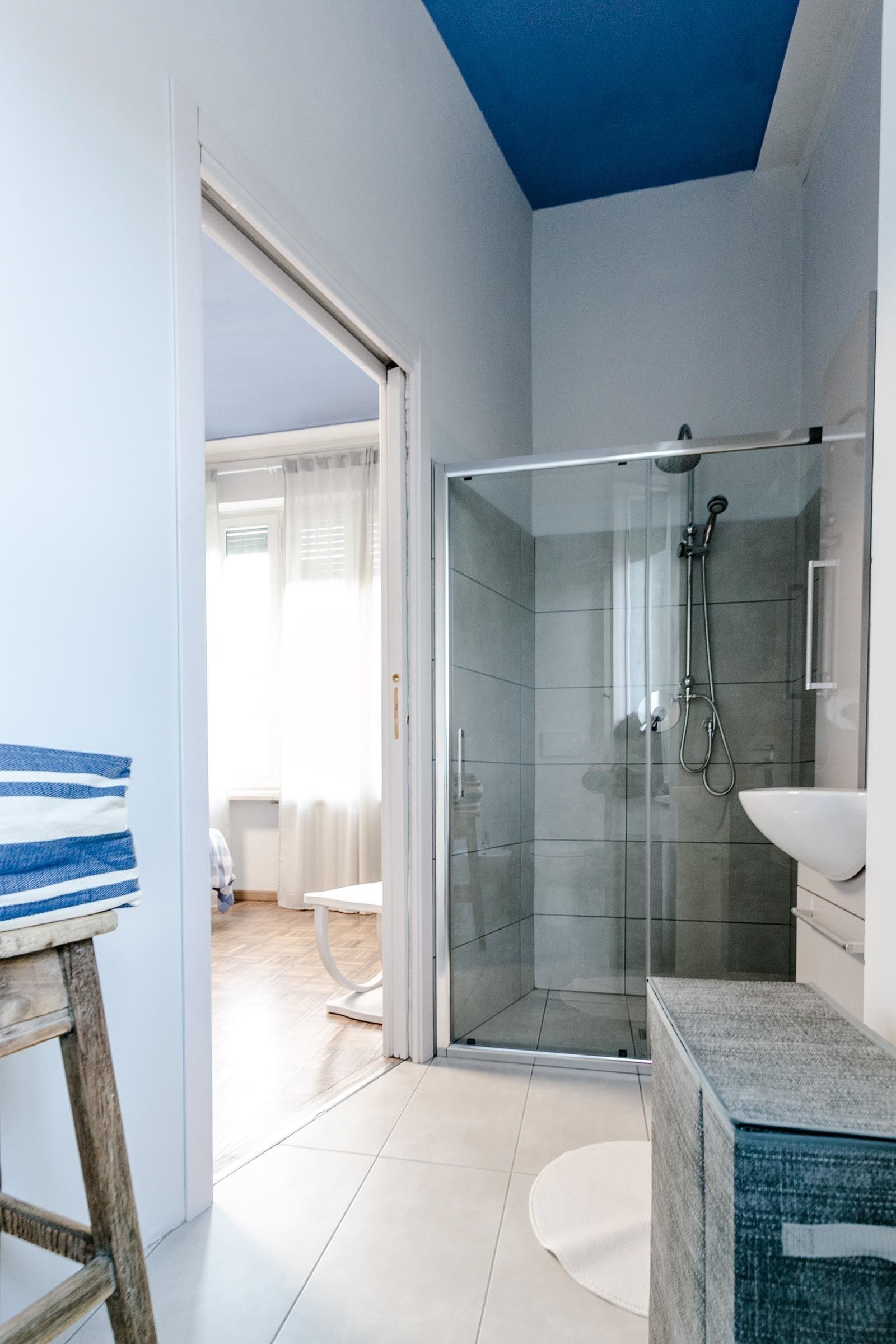 Habitación triple Confort, vistas al jardín (Carrera) | Baño | Ducha, artículos de higiene personal gratuitos, secador de pelo y bidé