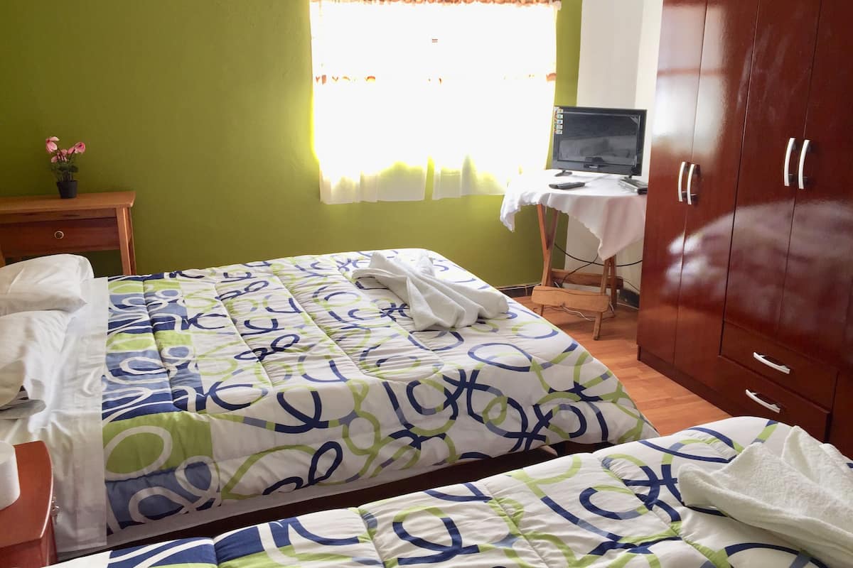 Habitación triple, baño privado | Escritorio, wifi gratis y ropa de cama