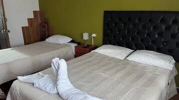 Escritorio, wifi gratis y ropa de cama