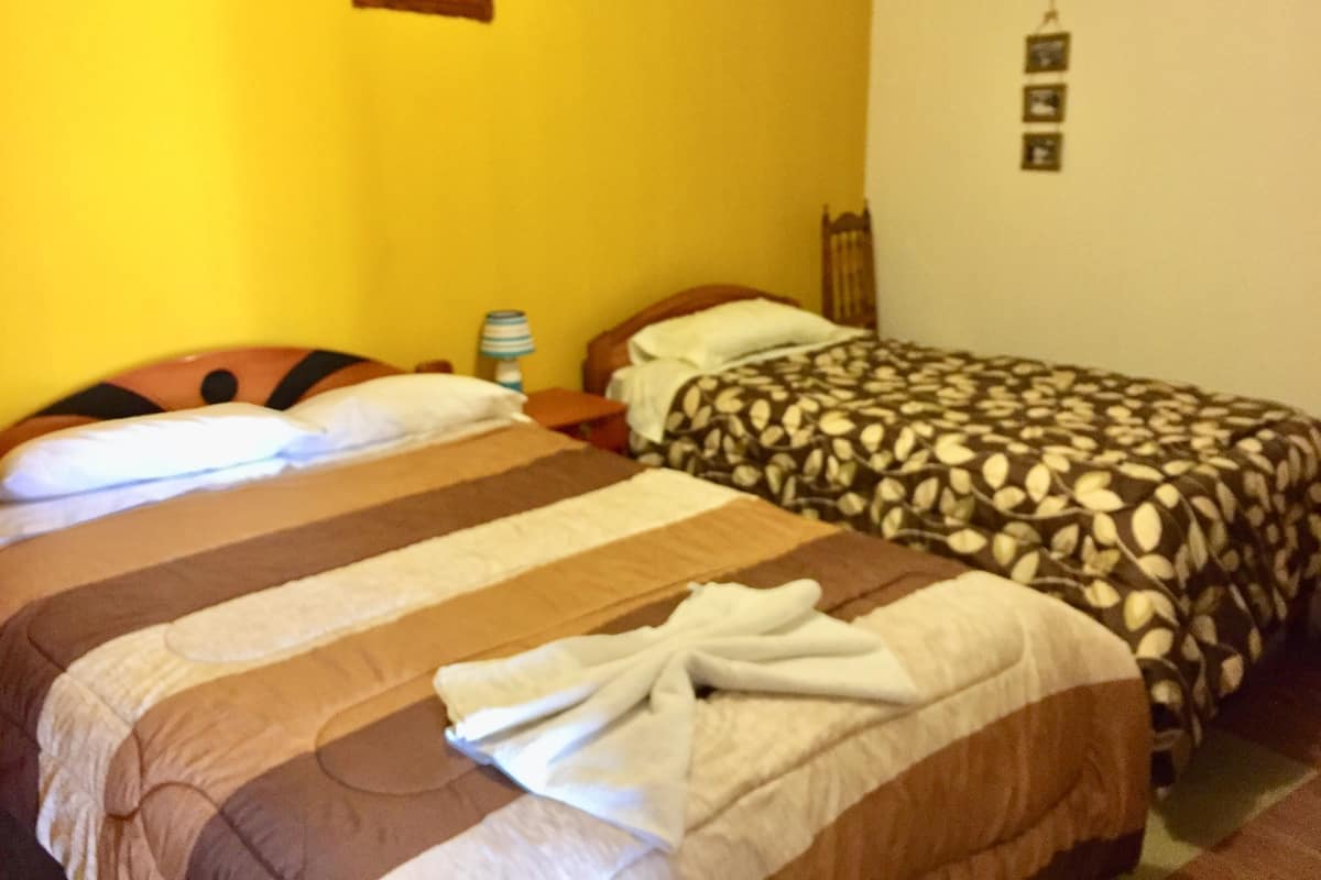 Escritorio, wifi gratis y ropa de cama