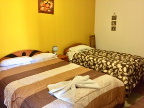Desk, free WiFi, bed sheets - Casa Salkantay B&B (Cusco)
