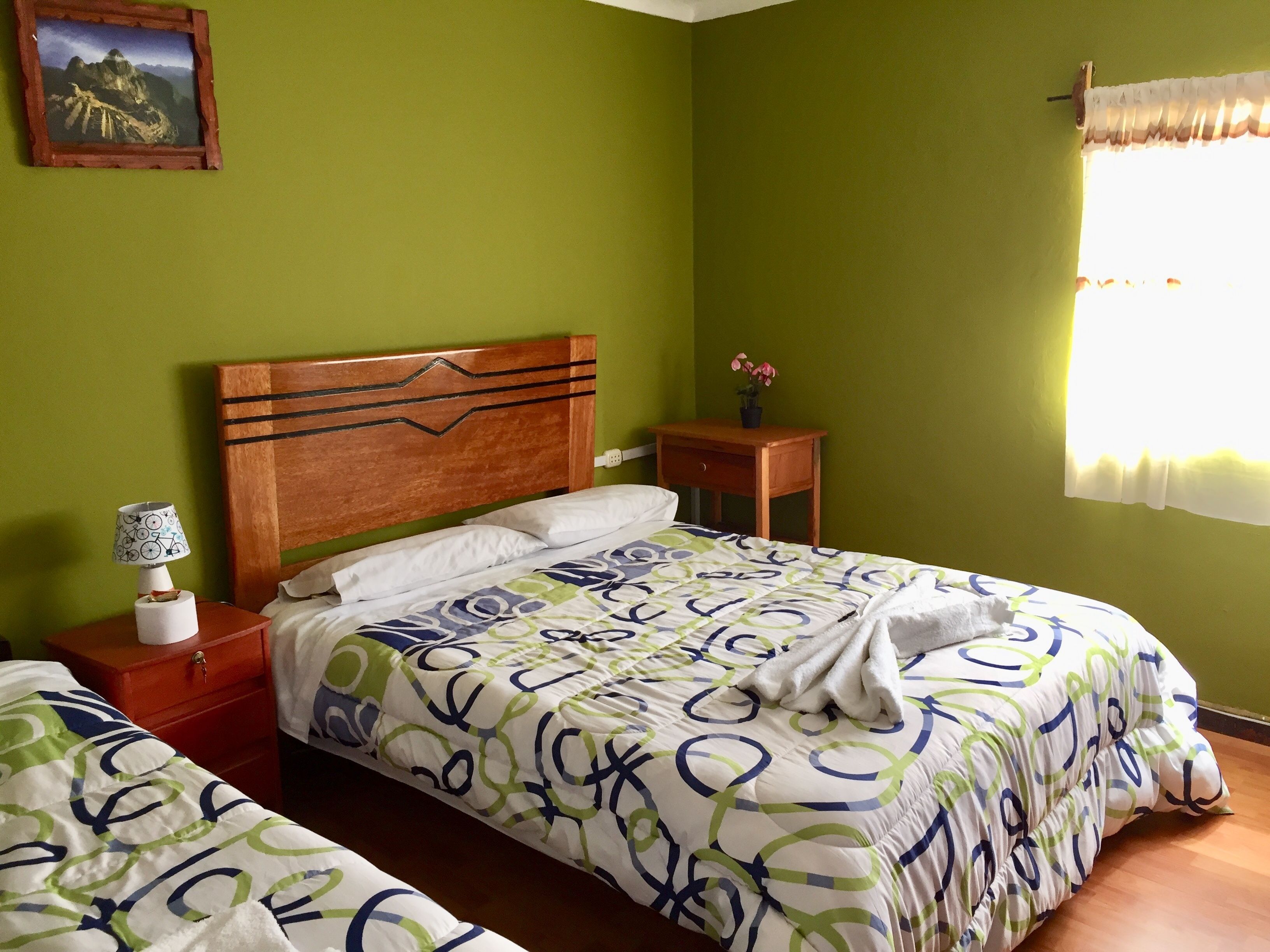 Escritorio, wifi gratis y ropa de cama 