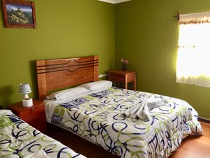 Escritorio, wifi gratis y ropa de cama 