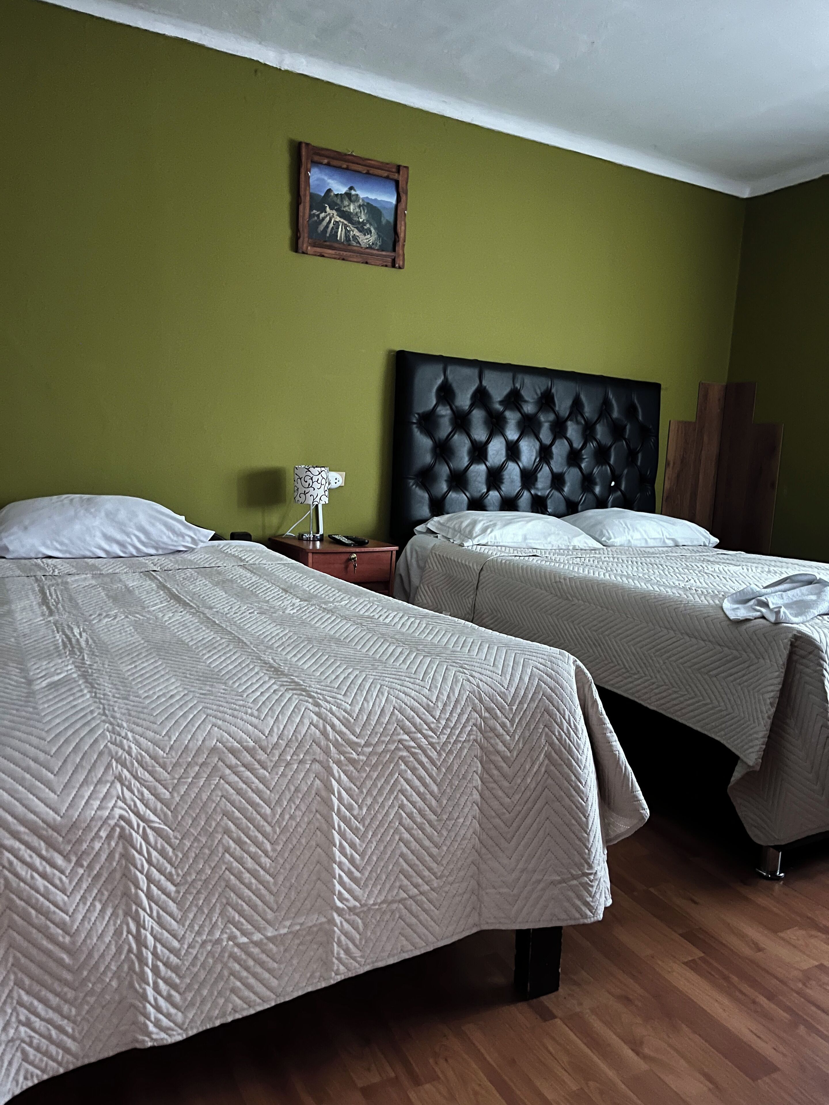 Dreibettzimmer, eigenes Bad | Schreibtisch, kostenloses WLAN, Bettwäsche