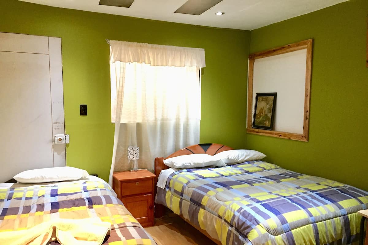 Habitación familiar, baño privado | Escritorio, wifi gratis y ropa de cama
