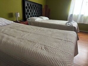 Desk, free WiFi, bed sheets - Casa Salkantay B&B (Cusco)