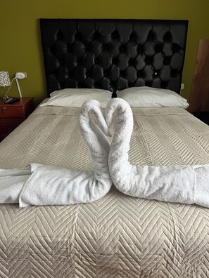 Chambre Triple, salle de bains privée | Bureau, Wi-Fi gratuit, draps fournis