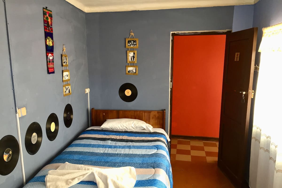 Habitación individual, 1 cama individual, baño privado | Escritorio, wifi gratis y ropa de cama