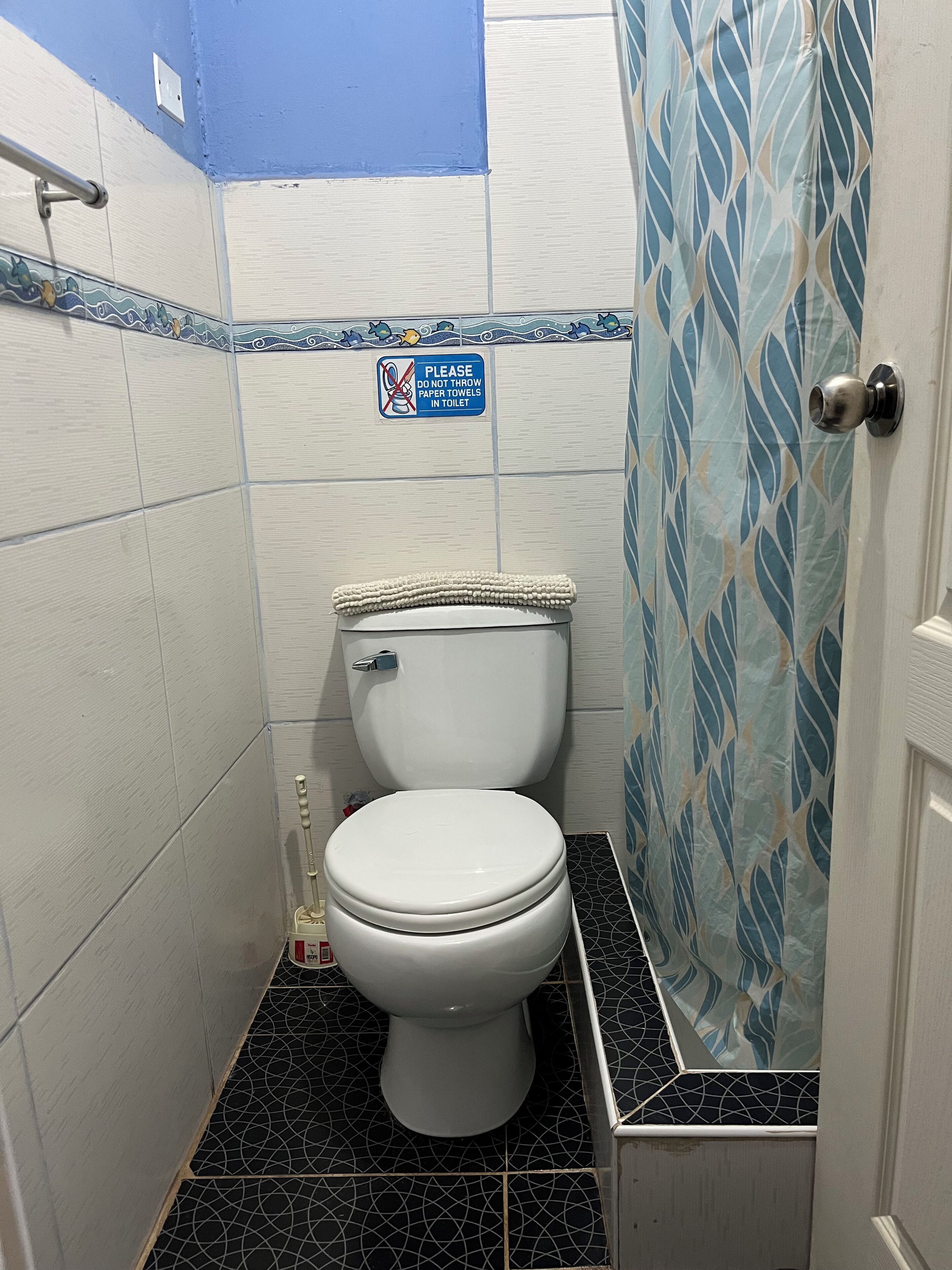 Zweibettzimmer, eigenes Bad | Badezimmer | Dusche, Handtücher