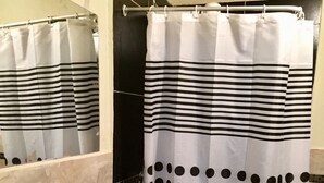 Family Room, Private Bathroom | Bathroom | Shower, towels - Casa Salkantay B&B (Cusco)