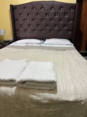 Chambre Familiale, salle de bains privée | Bureau, Wi-Fi gratuit, draps fournis