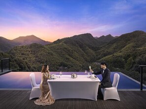 A couple dining at a table with a view of a mountainous landscape. - Ahn Lan Ninghai (Ningbo)