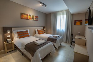 Chambre Double Classique | Literie de qualité supérieure, couette en duvet d'oie, surmatelas