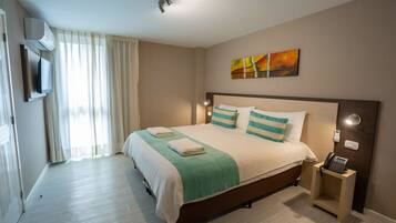 Chambre Double Classique | Literie de qualité supérieure, couette en duvet d'oie, surmatelas