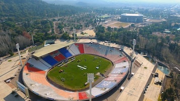 Estadi amb disseny circular, diverses zones de seients i un camp central.