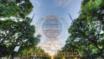 Un grande cartello all'aperto con un disegno di mappa e il testo 'Ciudad de Mendoza'.