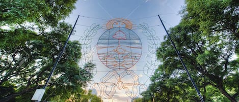 Un gran letrero exterior con diseño de mapa y el texto 'Ciudad de Mendoza'.