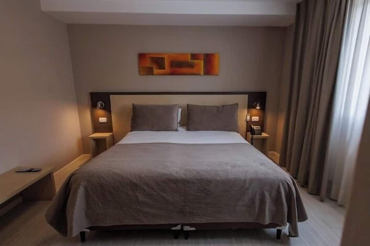 Habitación cuádruple Deluxe | Ropa de cama de alta calidad y edredones de plumas