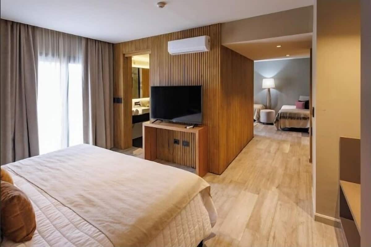 Habitación cuádruple familiar | Ropa de cama de alta calidad y edredones de plumas