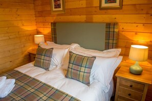 Desk, soundproofing, iron/ironing board, free cribs/infant beds - Stable Lodge (Glasgow)