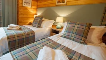 Chalet, 2 Bedrooms | Desk, soundproofing, iron/ironing board, free cribs/infant beds