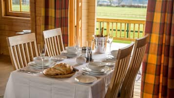 Chalet, 2 Bedrooms | Desk, soundproofing, iron/ironing board, free cribs/infant beds