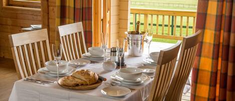 Chalet, 2 Bedrooms | Desk, soundproofing, iron/ironing board, free cribs/infant beds