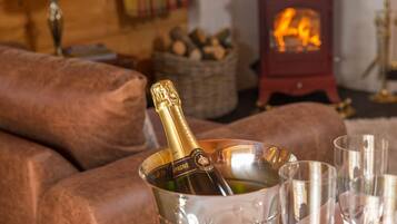 Chalet, 2 Bedrooms | Desk, soundproofing, iron/ironing board, free cots/infant beds