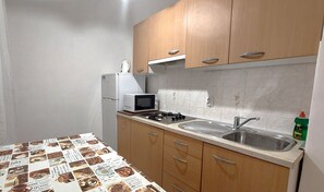 Køleskab, mikrobølgeovn, kogeplade, kaffe-/temaskine