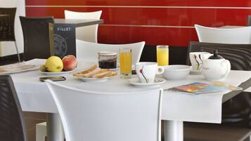 Desayuno continental (EUR 10 por persona)