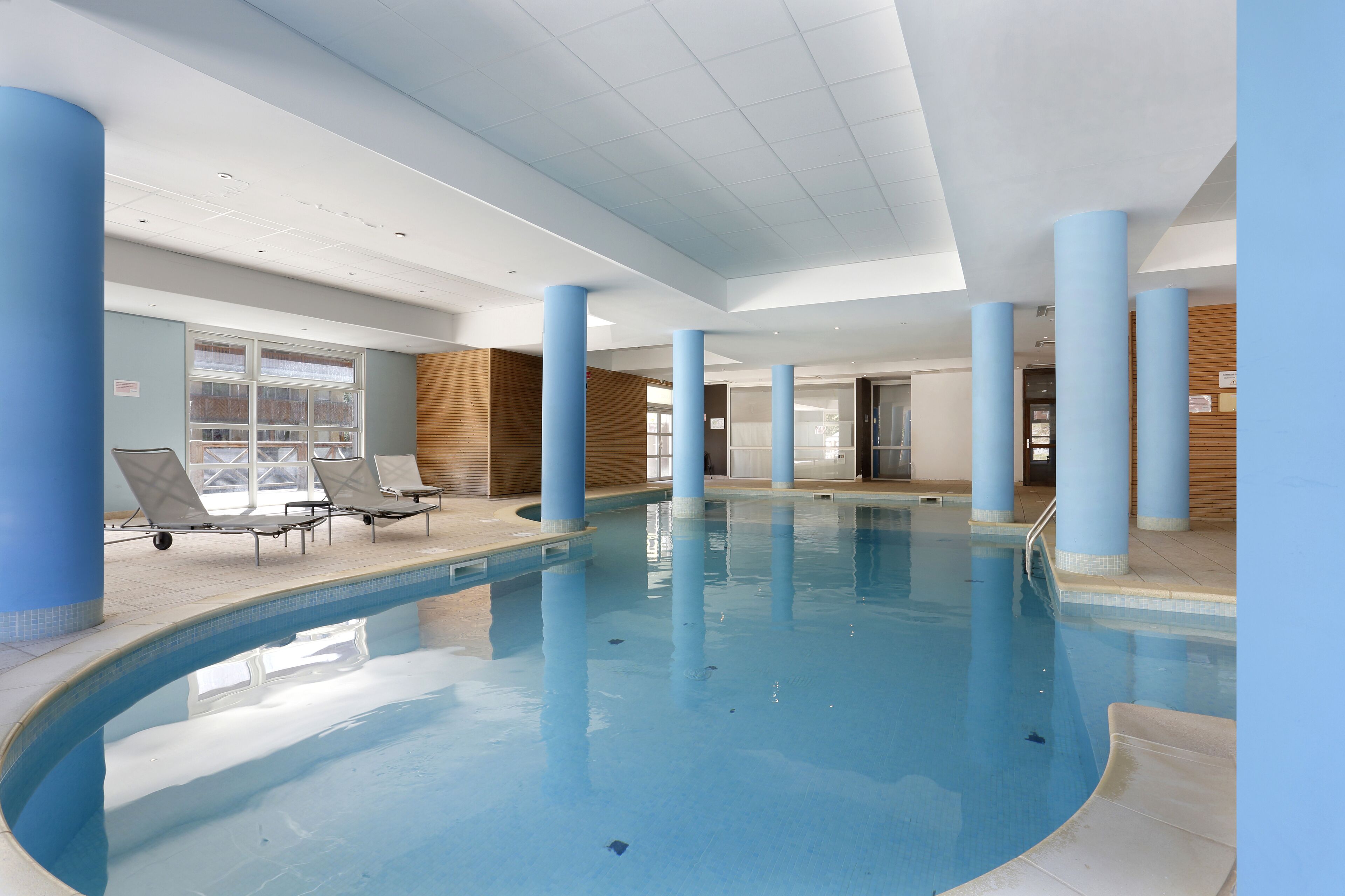 Piscine couverte, chaises longues