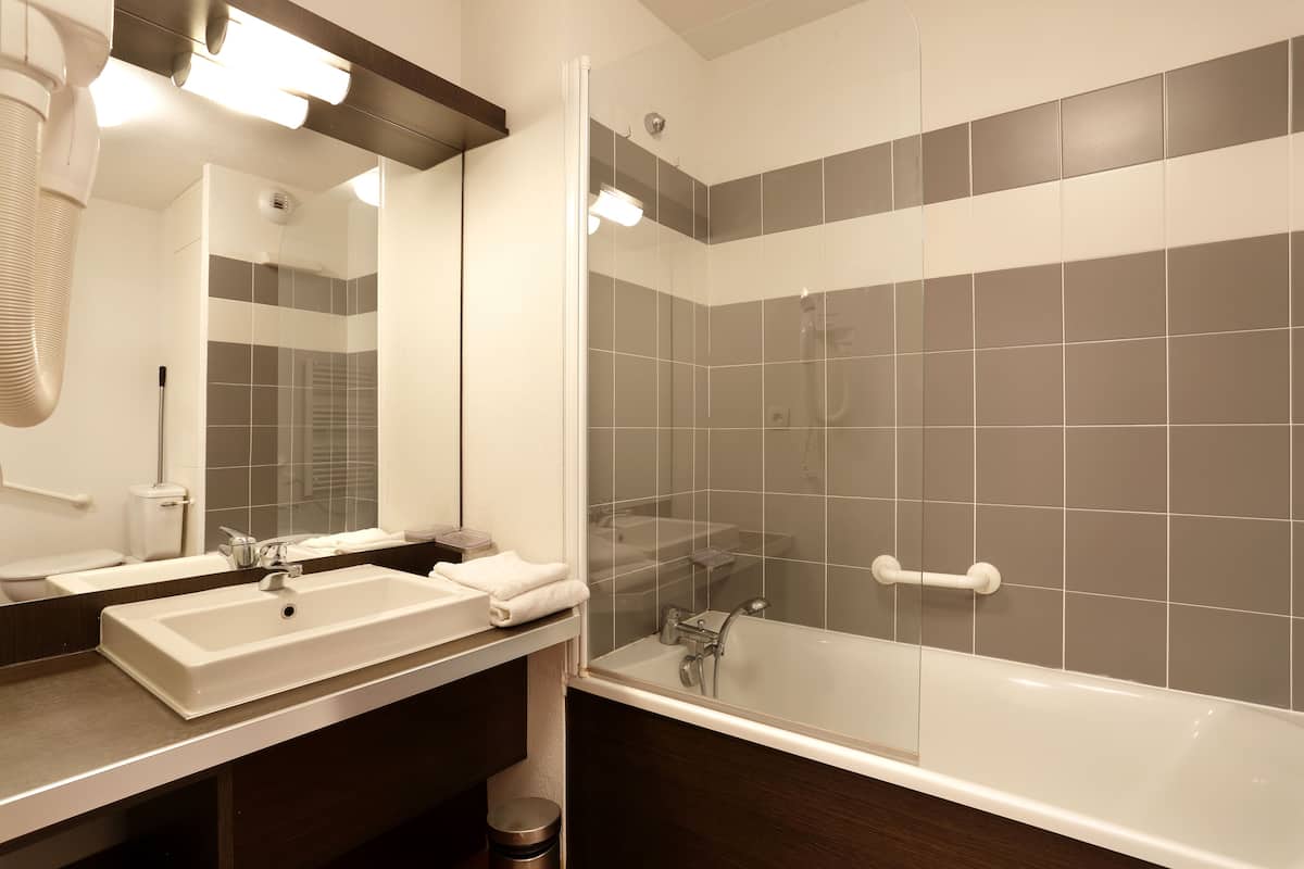 Kombination af bruser/badekar, brusehoved med spredningseffekt