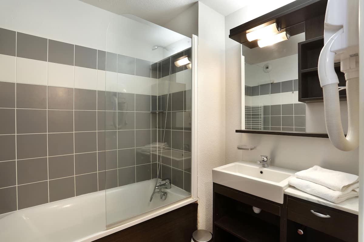 Kombination af bruser/badekar, brusehoved med spredningseffekt