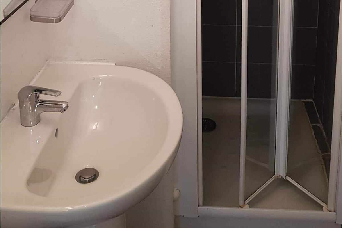 Kombination af bruser/badekar, brusehoved med spredningseffekt