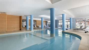 Indoor pool, sun loungers