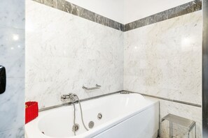Chuveiro, banheira de hidromassagem, secador de cabelo, bidê