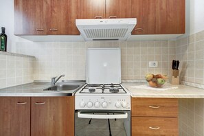 Réfrigérateur, four, plaque de cuisson, cafetière/bouilloire