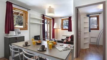 Classic-Apartment, Mehrere Betten (4 personnes) | Wohnzimmer | Flachbildfernseher