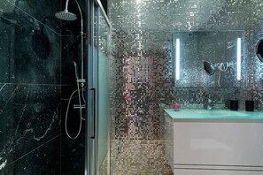 Douche, serviettes fournies